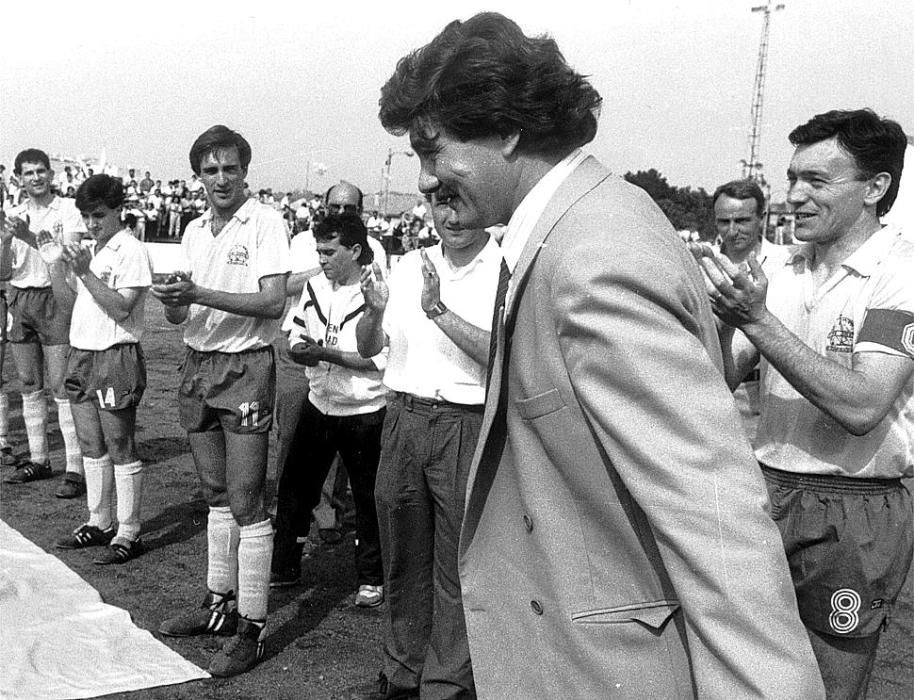 Sito Miñanco con los jugadores del equipo que presidió, el Cambados, en 1988, en plena época de vino y rosas. Estuvo a punto de subir a Segunda División a este modesto club, al que también llevó de gira por Latinoamérica.