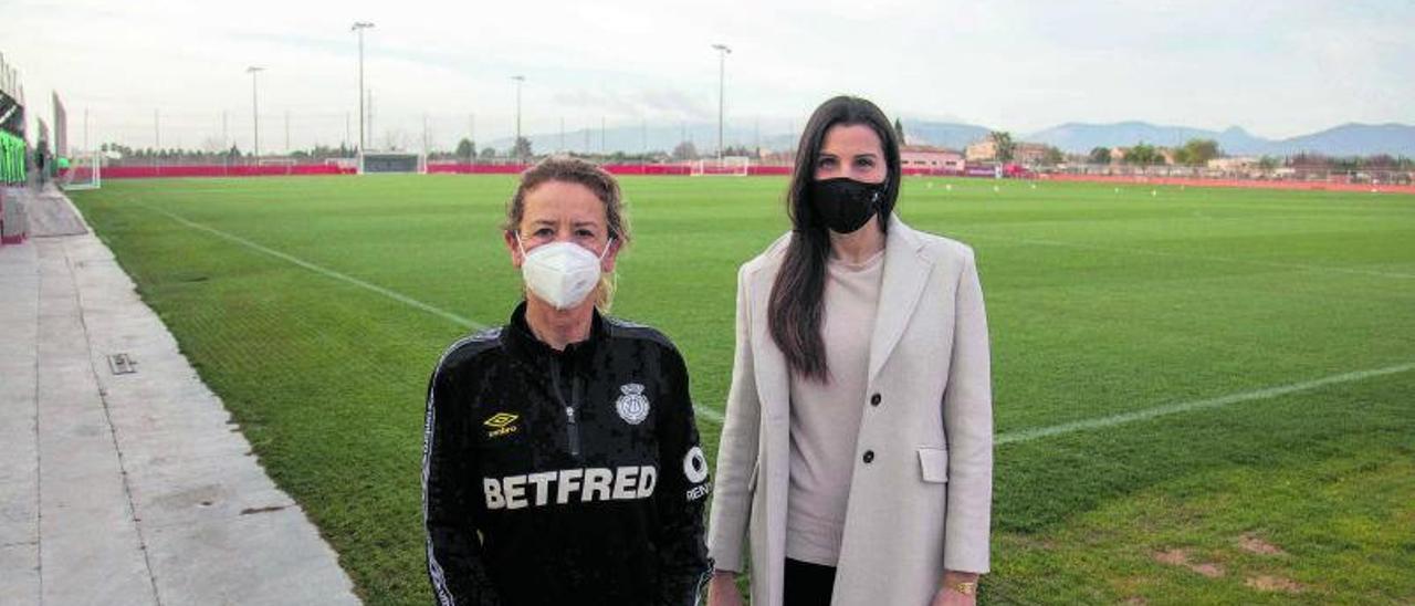 Nuria Granados, del Real Mallorca, y Blanca Gil del Palma Futsal, posan en Son Bibiloni.