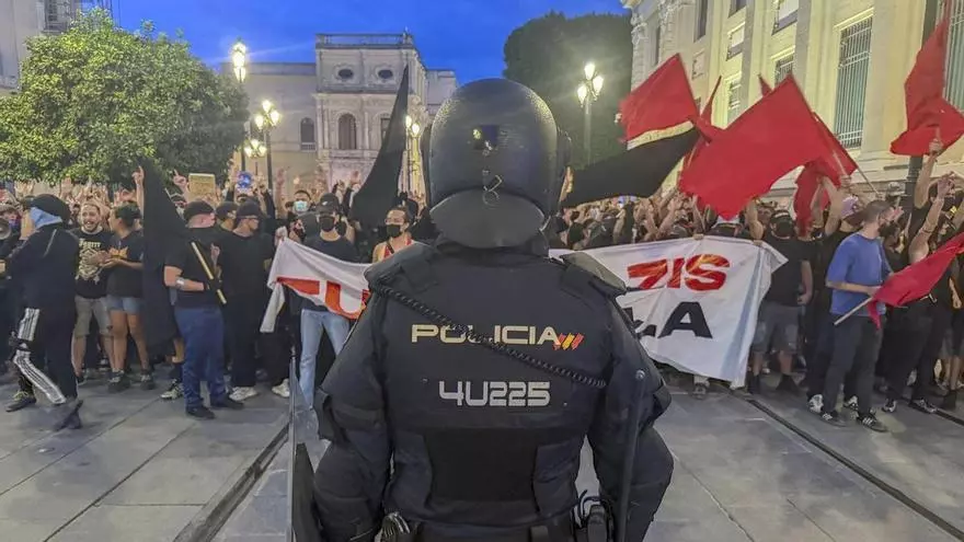 Vídeo |  Cargas policiales en Sevilla entre una protesta antifascista y una concentración de Núcleo Nacional