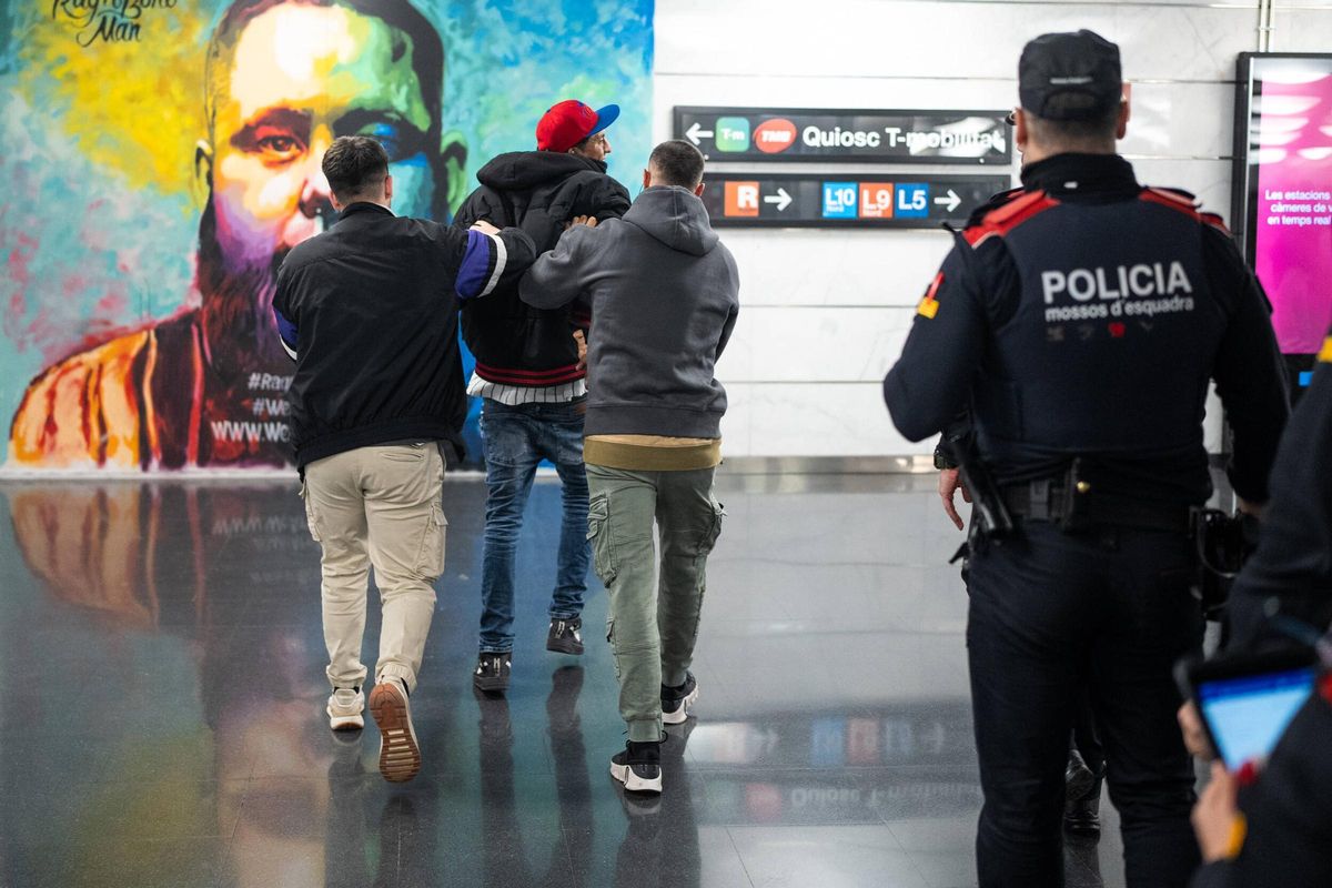 Macrodispositivo de Mossos junto a seguridad de TMB en el Metro de Barcelona