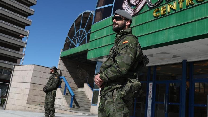 Un soldado en la Praza de América de Vigo. // Ricardo Grobas