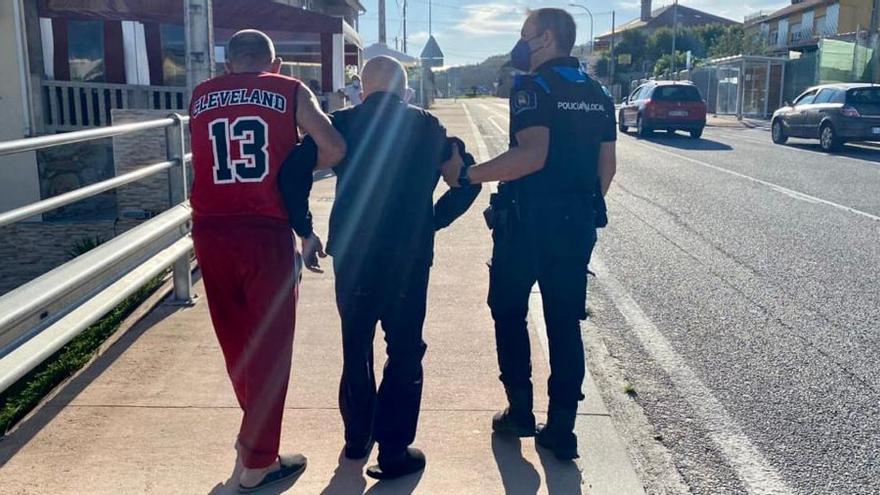 Traslado del anciano con la ayuda de la Policía Local de Poio.