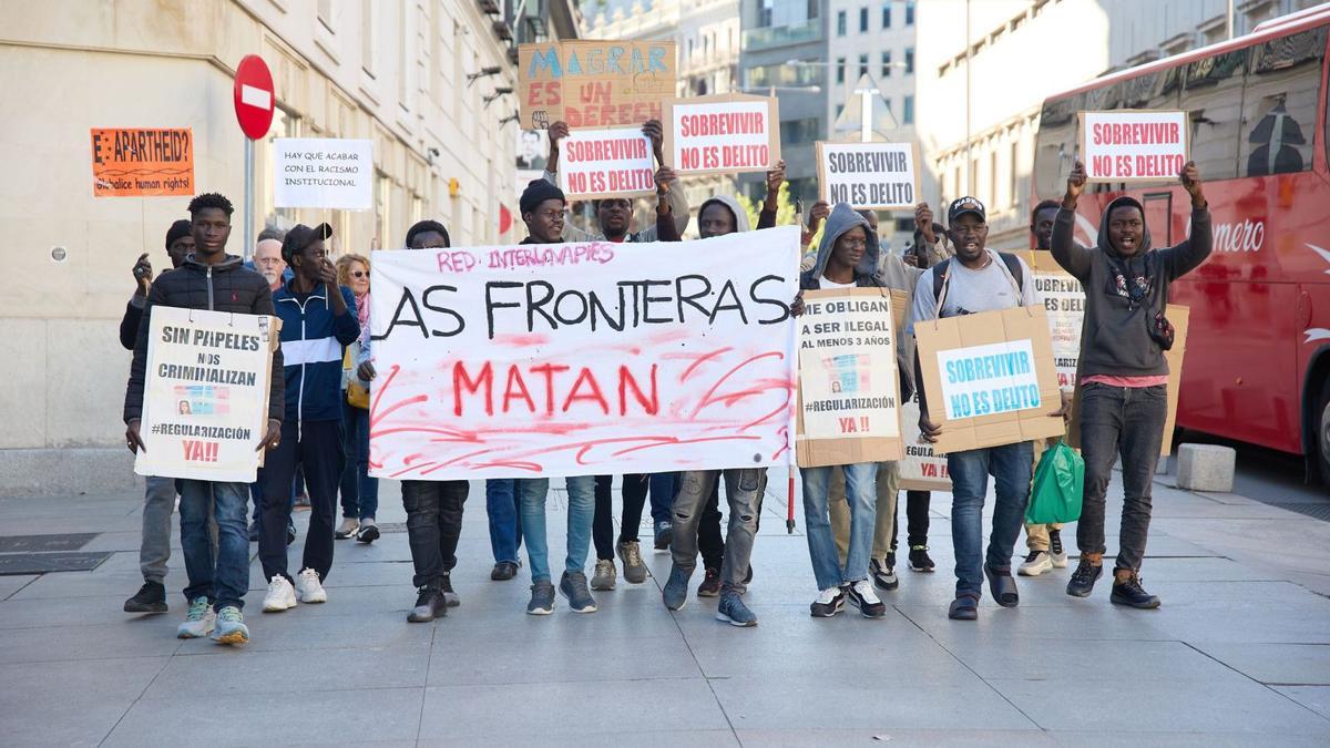 Migrantes en situación irregular piden derechos estos días en Madrid.