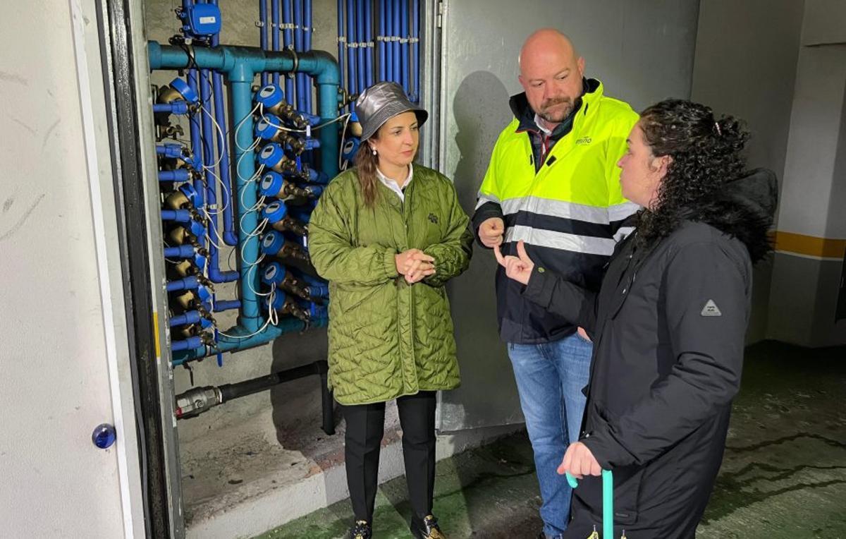 La alcaldesa, Sandra González, controla los contadores.
