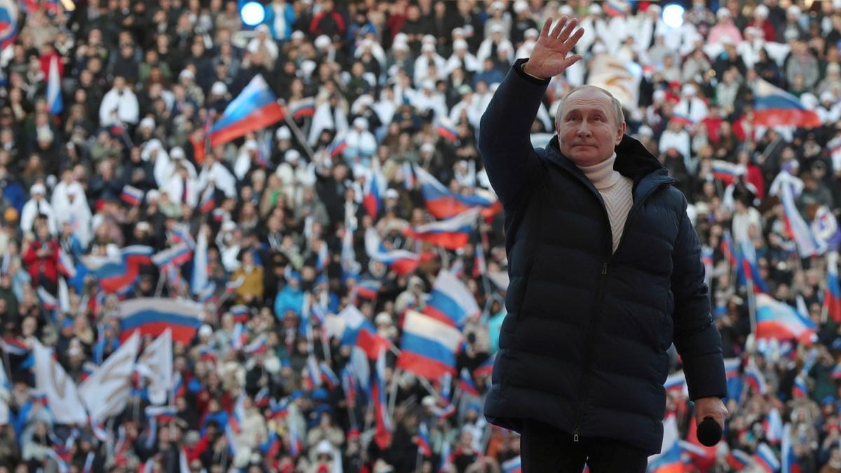 El presidente ruso, Vladimir Putin, asiste a un concierto para conmemorar el octavo aniversario de la anexión de Crimea a Rusia en Moscú.