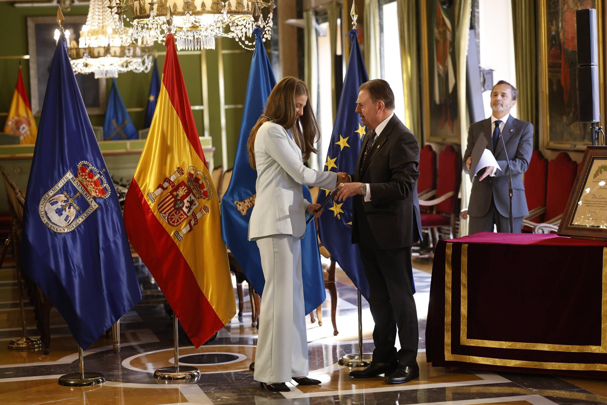 La Princesa Leonor recibe el título de Alcaldesa Honoraria de Oviedo en salón del plenos del Ayuntamiento. 