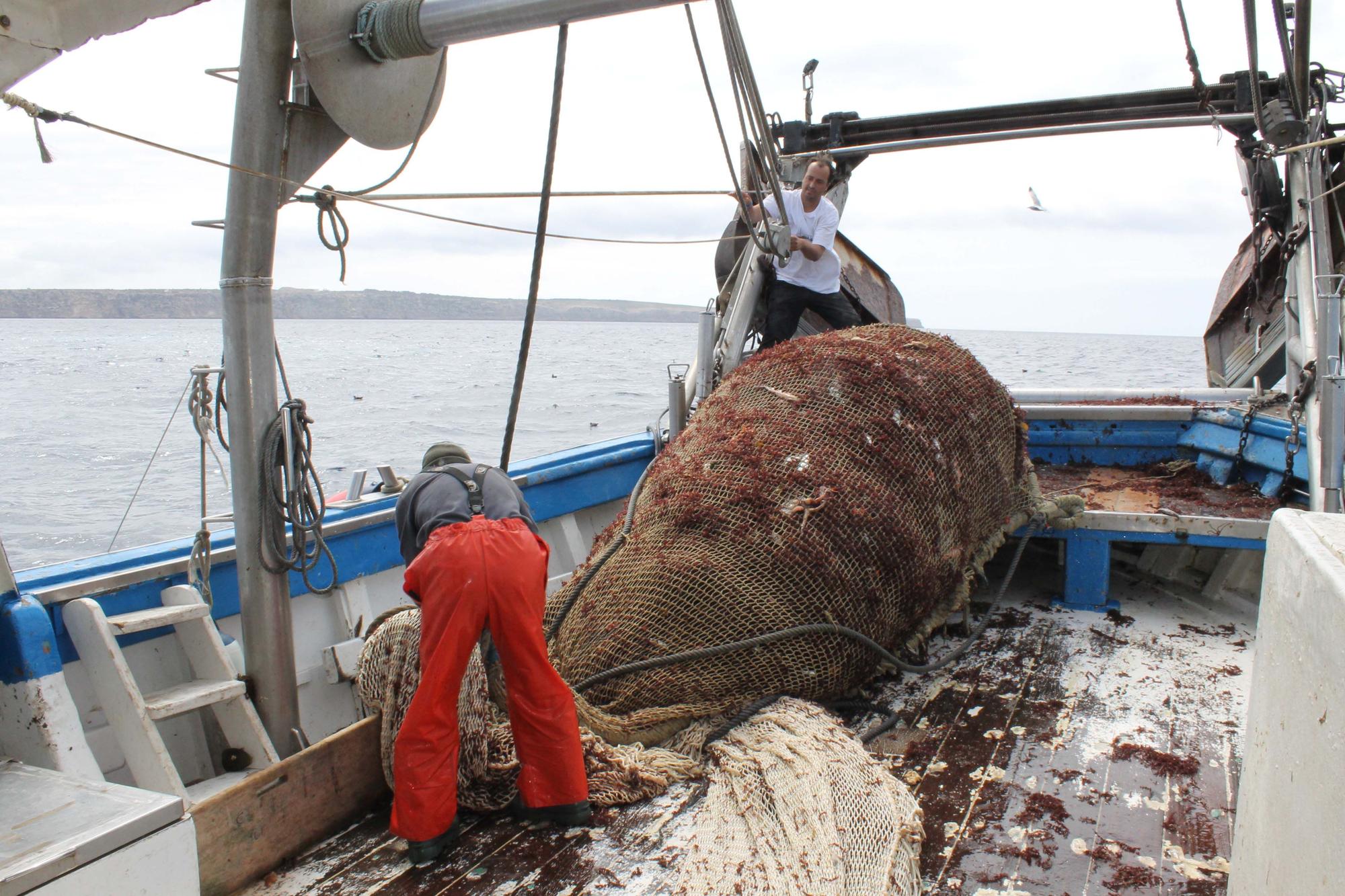 A bordo del ‘Charpat Segundo’, uno de los arrastreros convocados a la huelga contra la «criminalización» de la pesca y las medidas de la UE