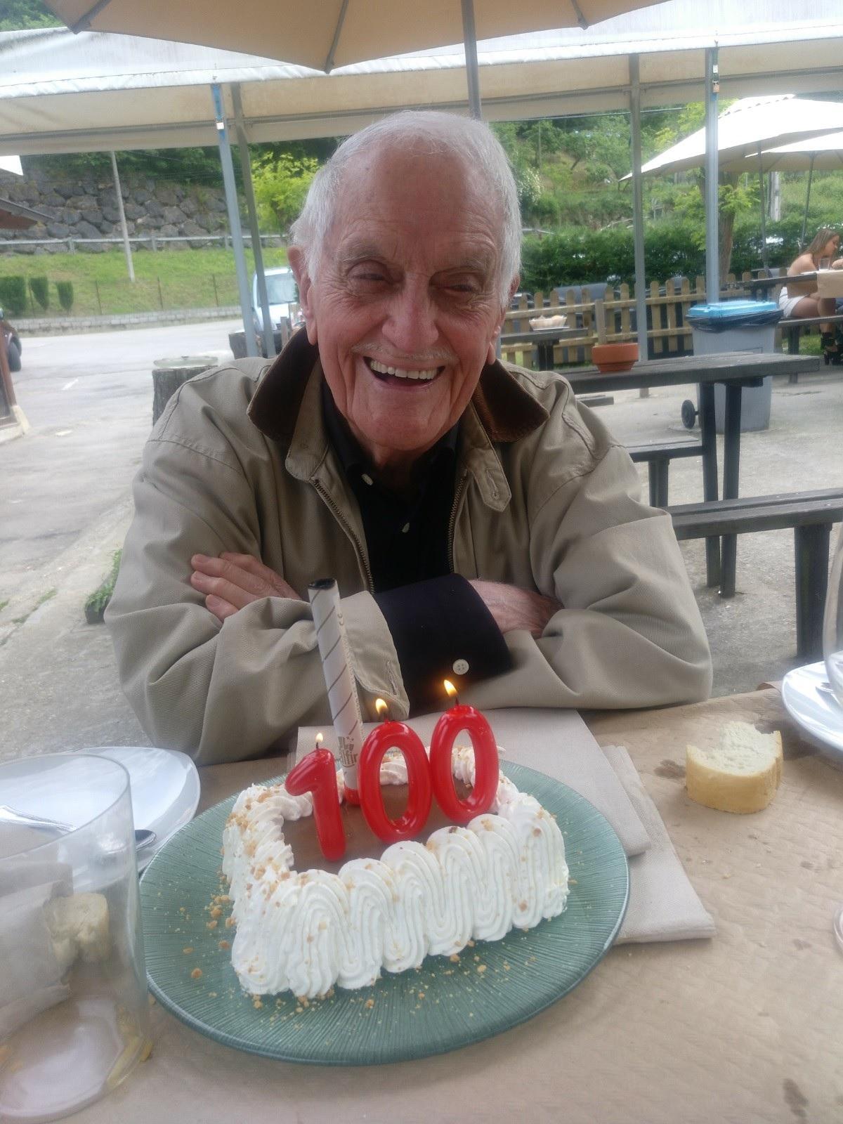 Ricardo Luis Arias, con su tarta de cumpleaños el día de su centenario.