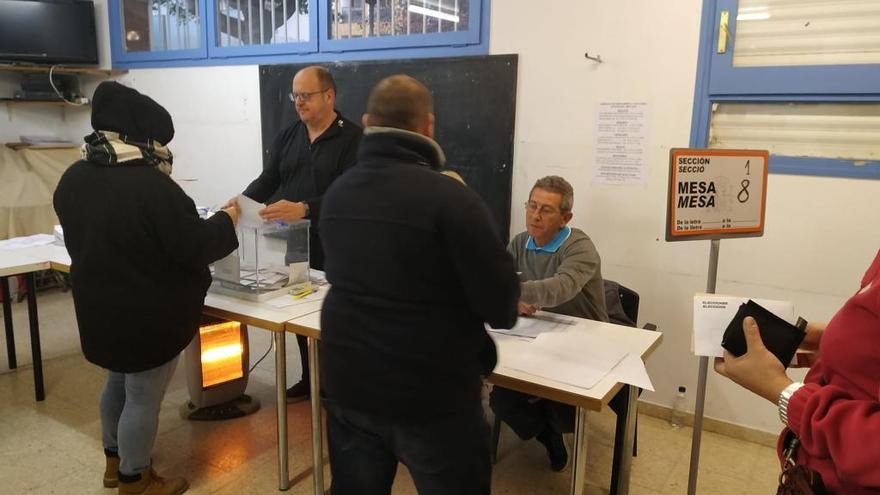 Votants en una mesa de l&#039;Horta Capallera de Figueres.