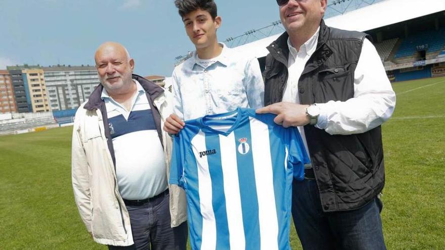 Sergio Ríos, entre Juanjo Prendes, a la izquierda, y el director general del Avilés, Manolo Fernández.