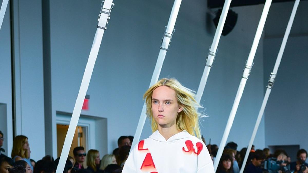 Nueva York Fashion Week: Lacoste Primavera/Verano 2016, vestido logo