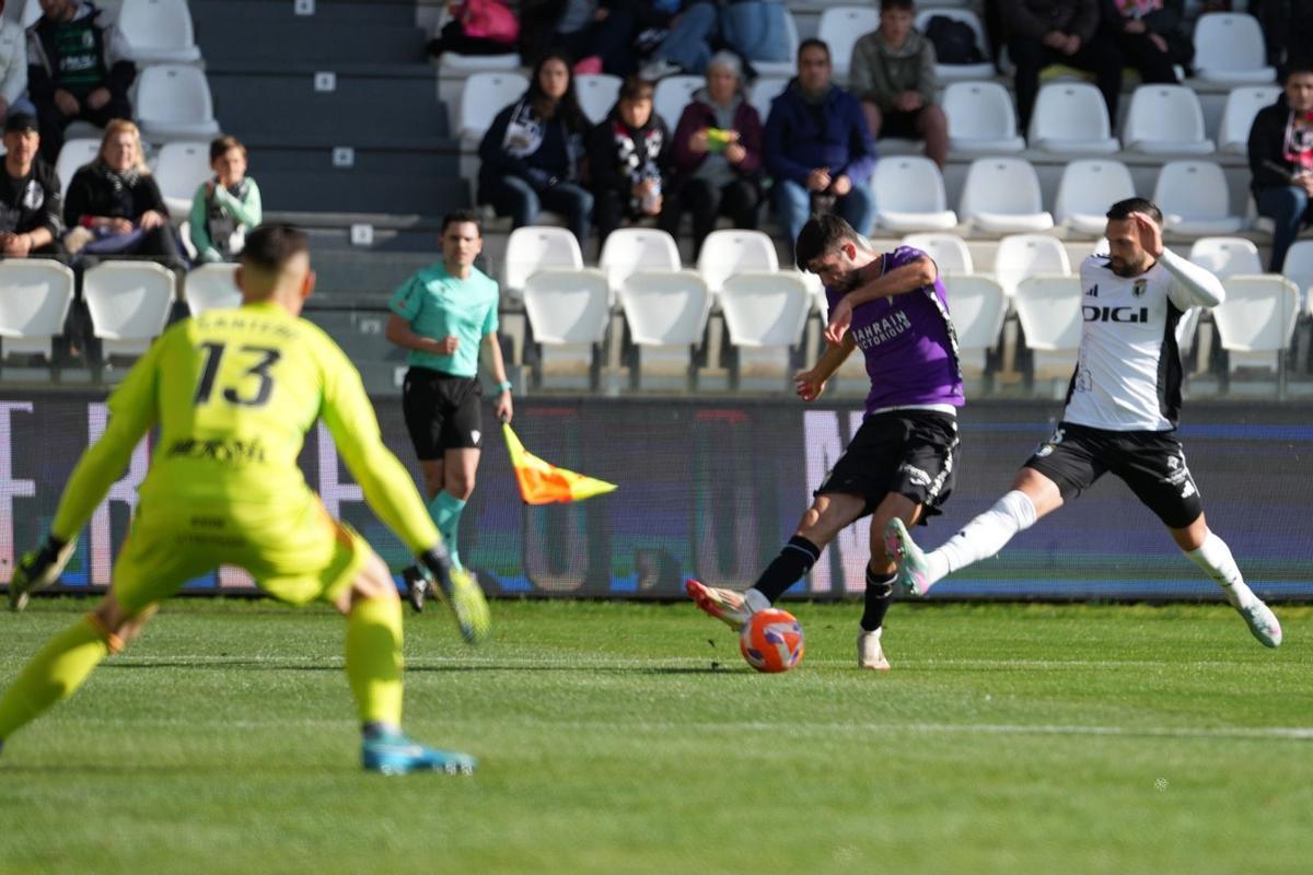 Theo Zidane, durante un lance del Burgos-Córdoba CF en El Plantío.