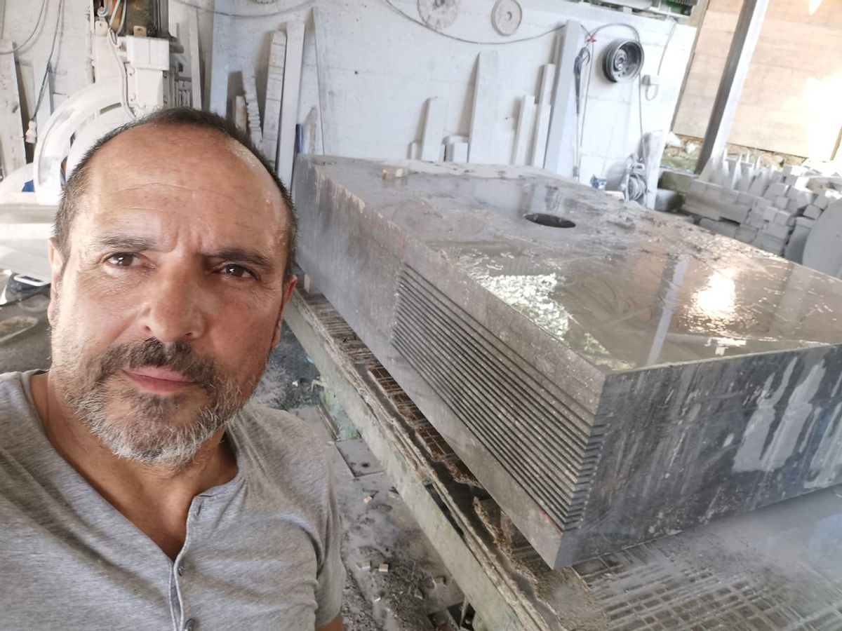 Silfredo Torrado, con el bloque de piedra en los inicios del trabajo.