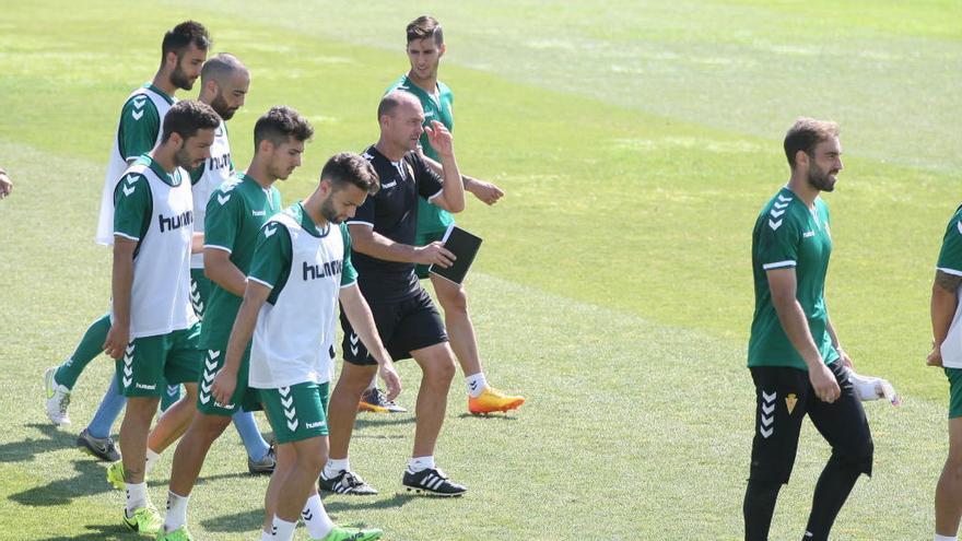 Vicente Mir, tras hablar con sus jugadores, antes de comenzar una sesión de trabajo en las instalaciones de Cobatillas.