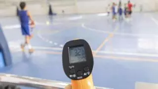 Jugar al baloncesto a 32 grados y sin aire acondicionado en un pabellón municipal cubierto de Alicante: "Este calor es inhumano"