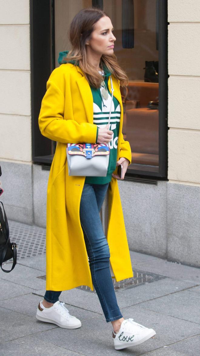 Paula Echevarría con abrigo largo amarillo