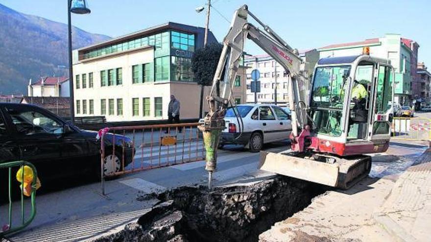 La reparación del reventón que se produjo en la calle La Libertad de Pola de Laviana.