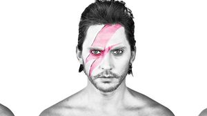 Paco León es caracteritza com a David Bowie en una ’promo’ de Divinity.