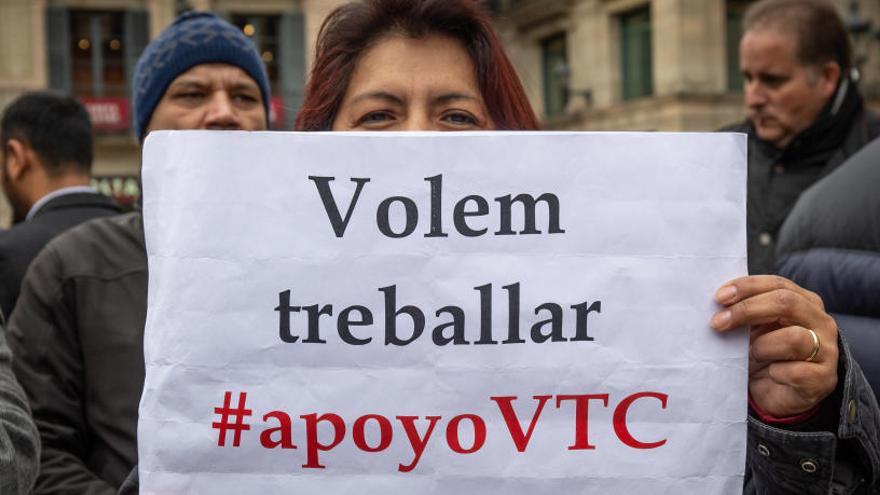 Una dona mostra un cartell a favor dels VTC.