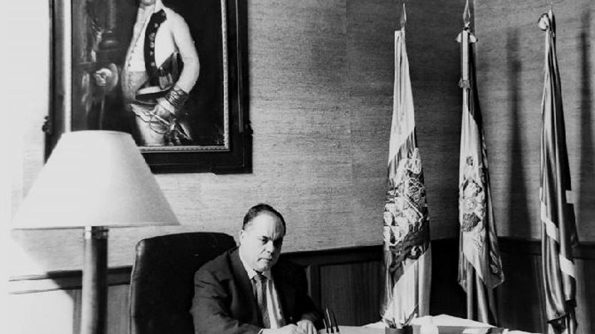 José Emilio García Gómez, en el que fue su despacho como alcalde, con el general Gutiérrez de fondo.