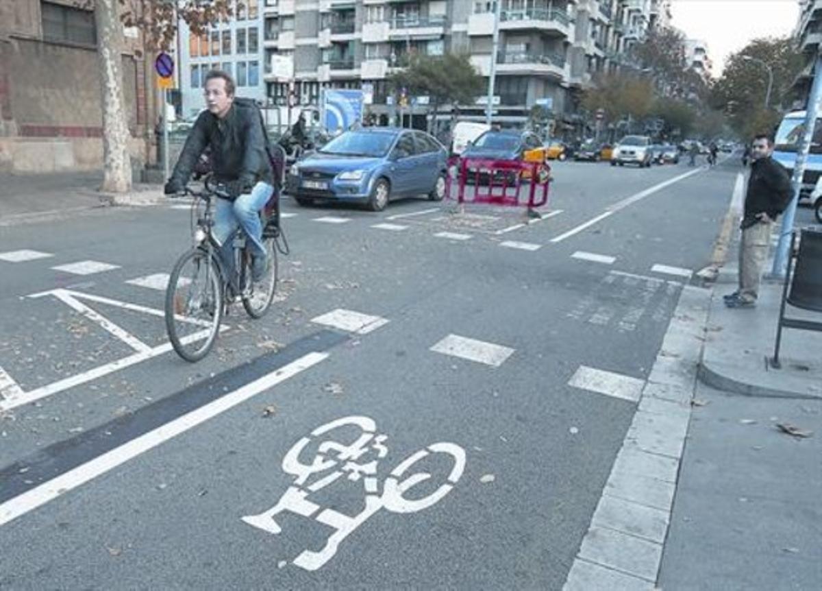 Un ciclista pedaleja per la cruïlla de Provença amb Casanova, ahir, punt en què el carrer passa de tres carrils de circulació a només un.