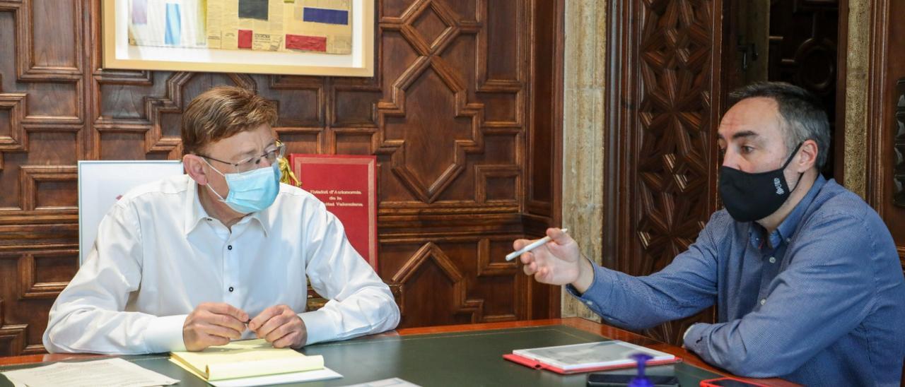 El responsable de la oficina de Recuperación, Juan Ángel Poyatos, junto al president Puig.