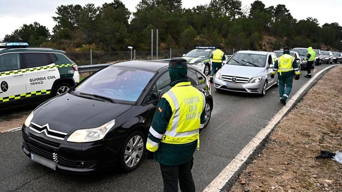 La Guardia Civil vigila miles de maleteros de coches para comprobar que lleves este artilugio siempre