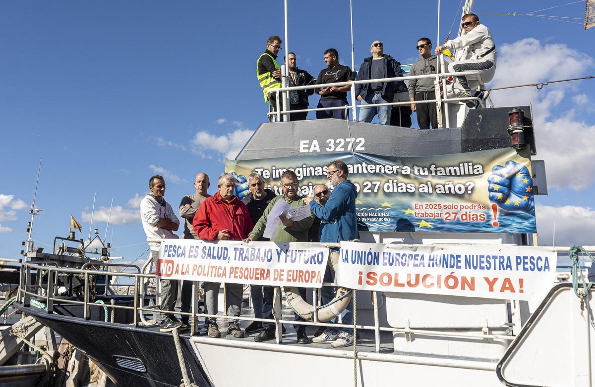 Protesta de los pescadores por los recortes en el puerto de la Vila Joiosa.
