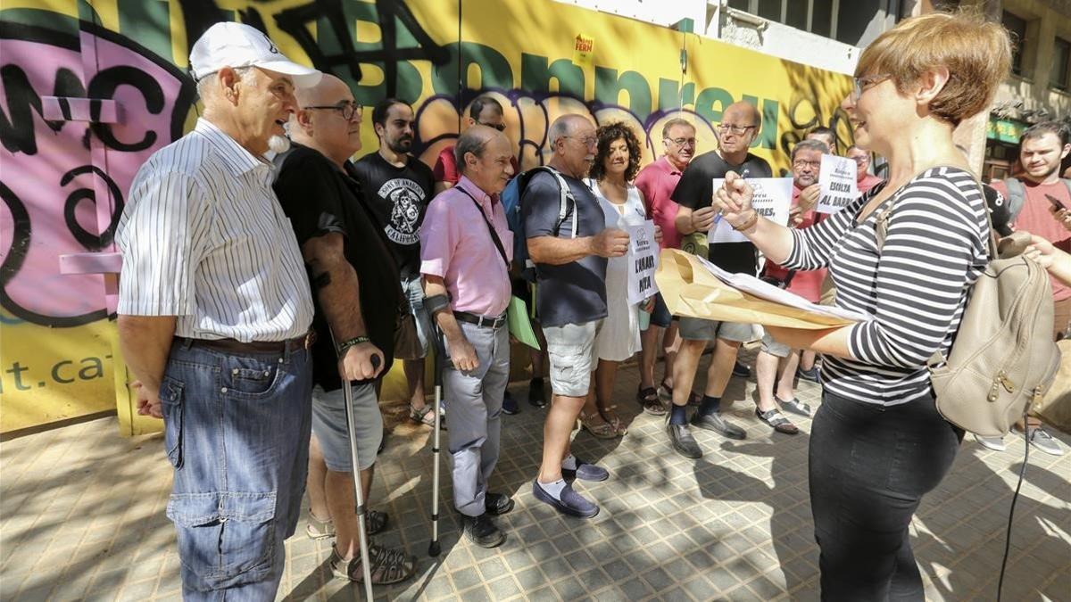 Vecinos y entidades denuncian que la retirada del tejado con amianto del cine Urgell se está realizando de forma inadecuada