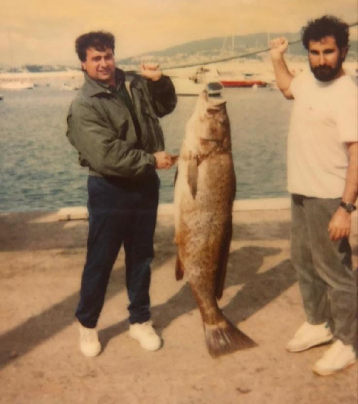 Fran tuvo que pedir ayuda a un amigo para cargar la corvina que capturó en aguas de Baiona.