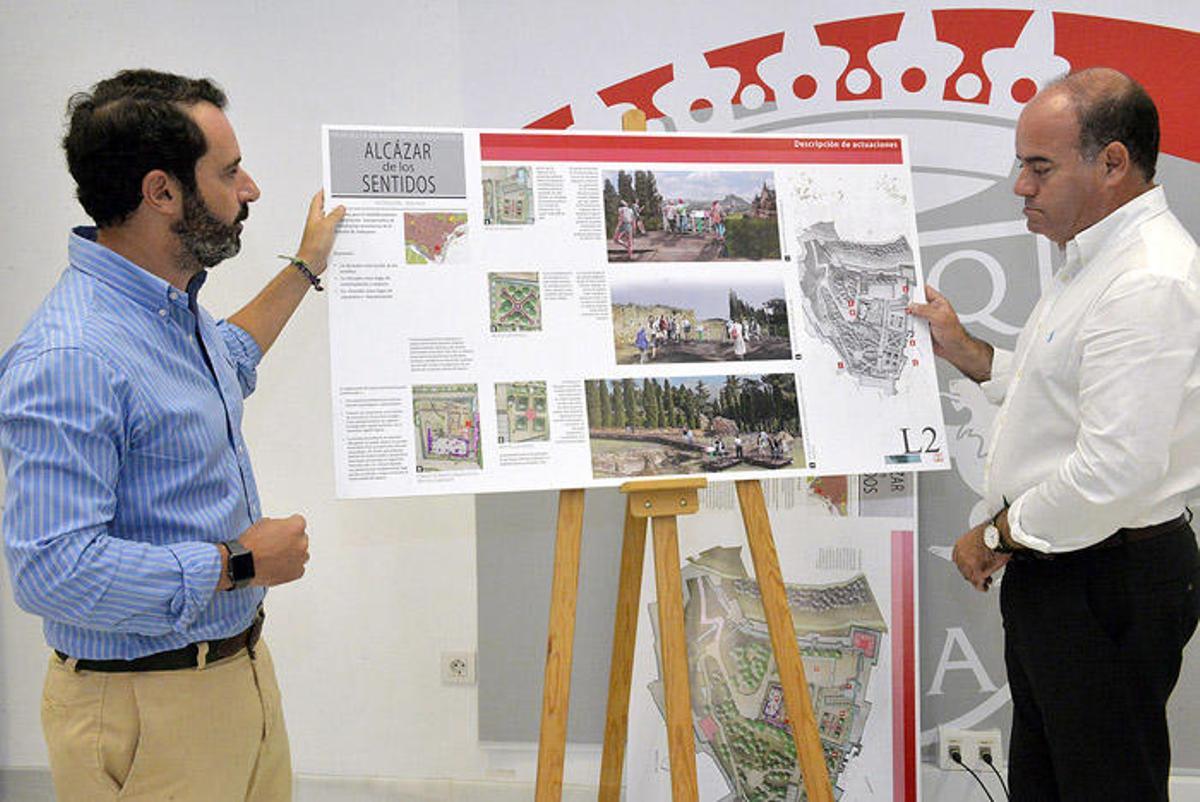 El concejal José Ramón Carmona y el alcalde, Manuel Barón, presentan el proyecto.