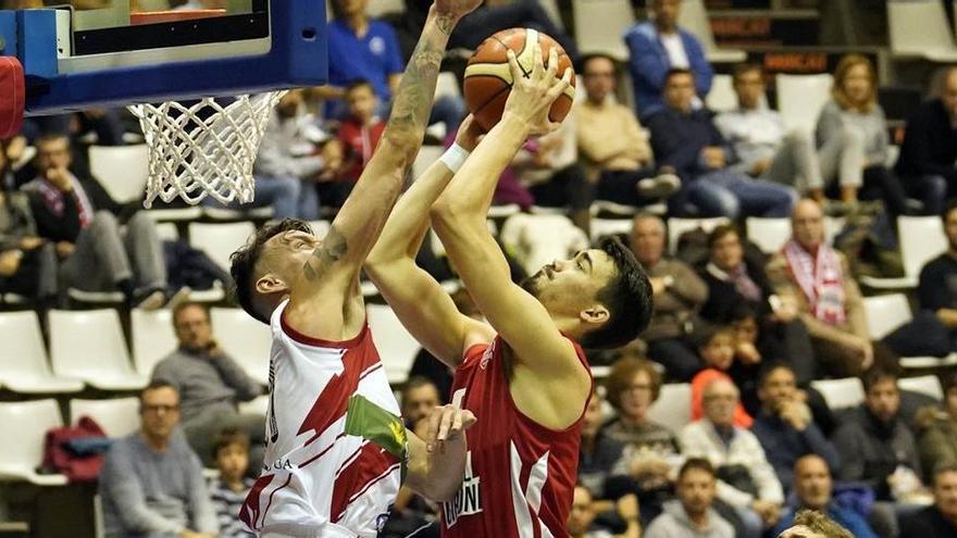 Gerard Sevillano entra a cistella durant un partit a Fontajau