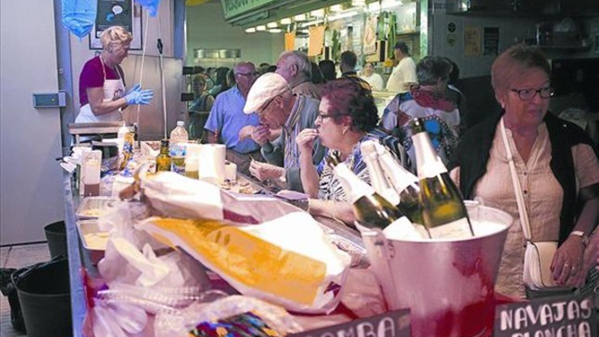 Tapeo 8 Clientes del Carmel, ante una marisquería que servía copas de vino y platillos, ayer por la noche.