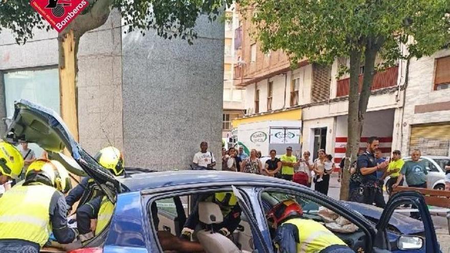 Dos atrapados y un herido en un accidente al caer la rama de