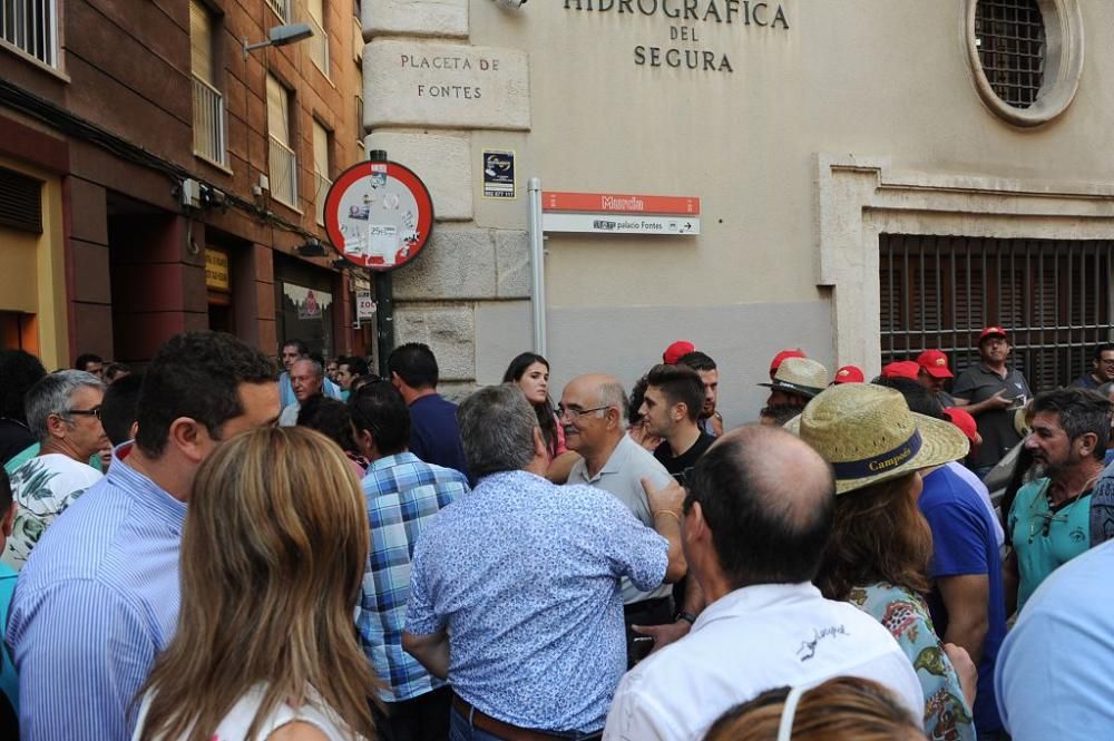 Gran protesta de los agricultores frente a la CHS