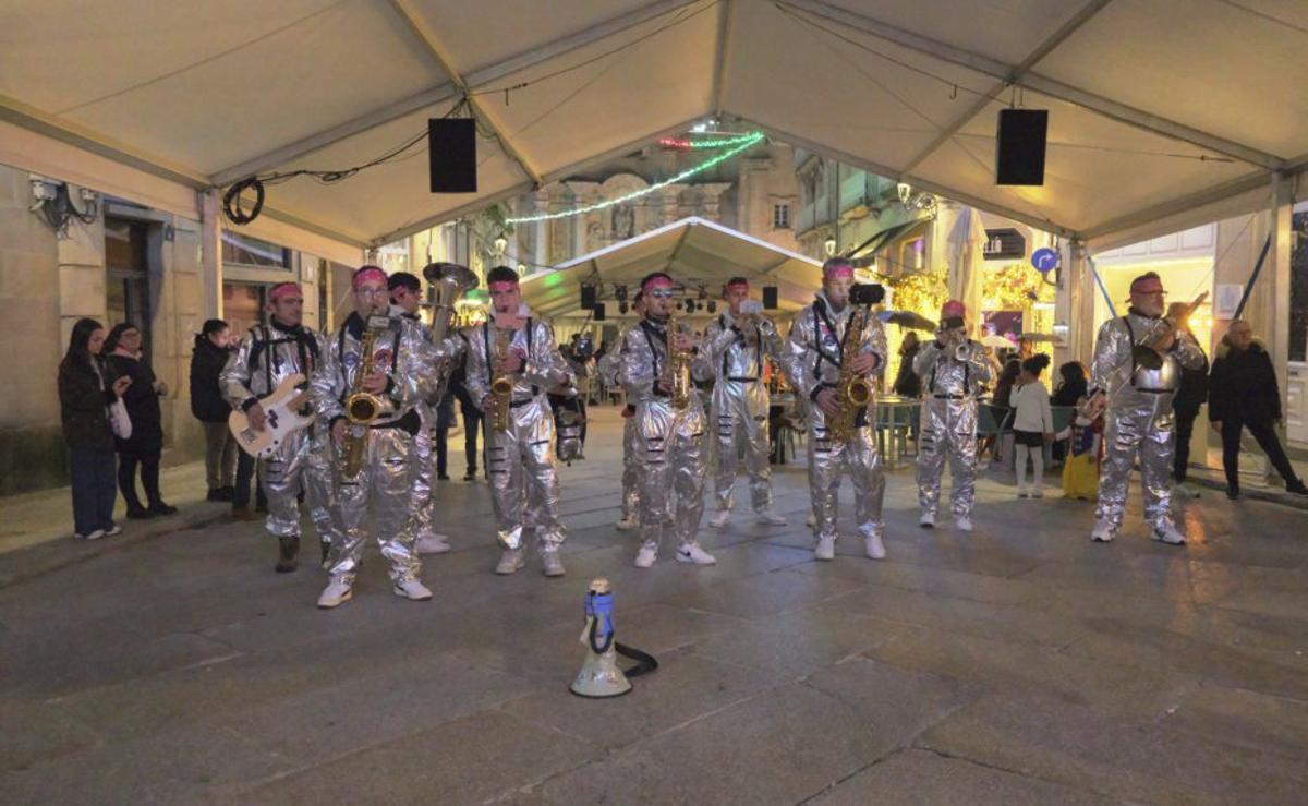 Una de las charangas que animó la noche en el casco viejo de la ciudad de As Burgas.