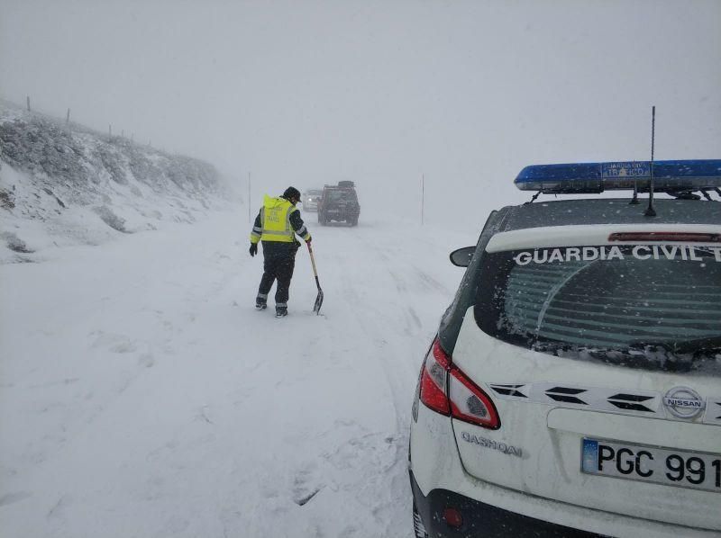 Carretera nevada en Carballeda de Valdeorras tras una jornada gélida. // FDV