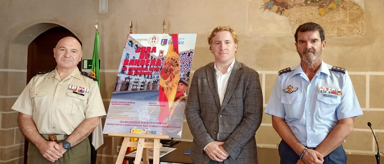 El general Mata, Gragera y el coronel Caballero, con el cartel de la jura de bandera.