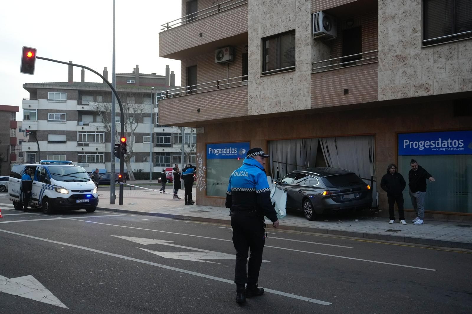 Un coche se empotra contra Progesdatos