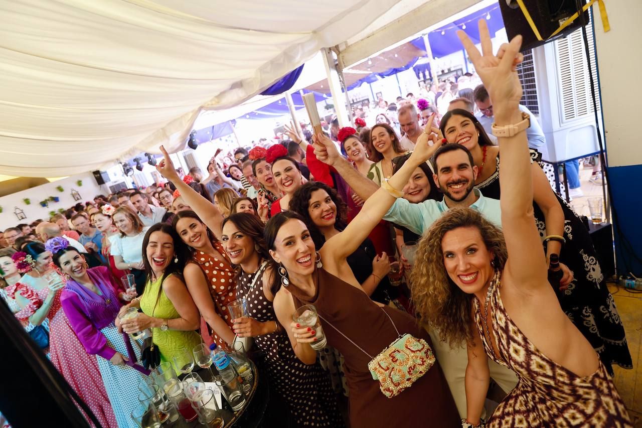 El tardeo se impone en las casetas de la Feria de Córdoba para disfrute de propios y extraños