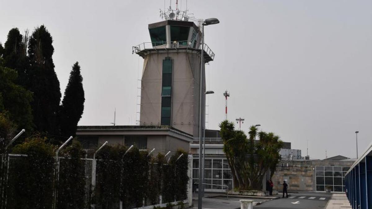 Torre de control del aeropuerto de Alvedro.   | // VÍCTOR ECHAVE