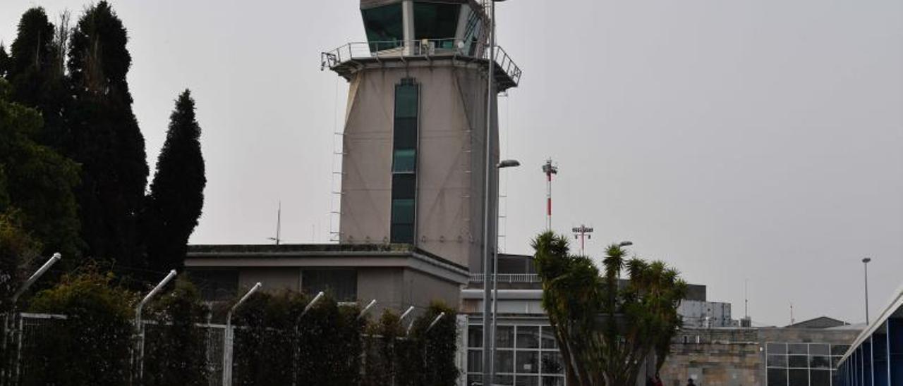 Torre de control del aeropuerto de Alvedro, en A Coruña.   | // VÍCTOR ECHAVE