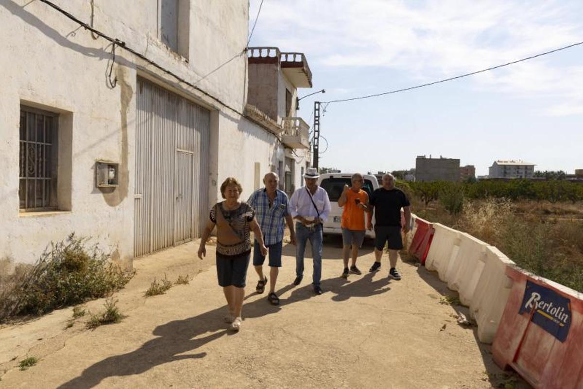 Carmen Martorell y Joaquín Serrano, Joaquín Moreno, José Cevaqueva y PepeSerrano, antes las casas expropiadas.