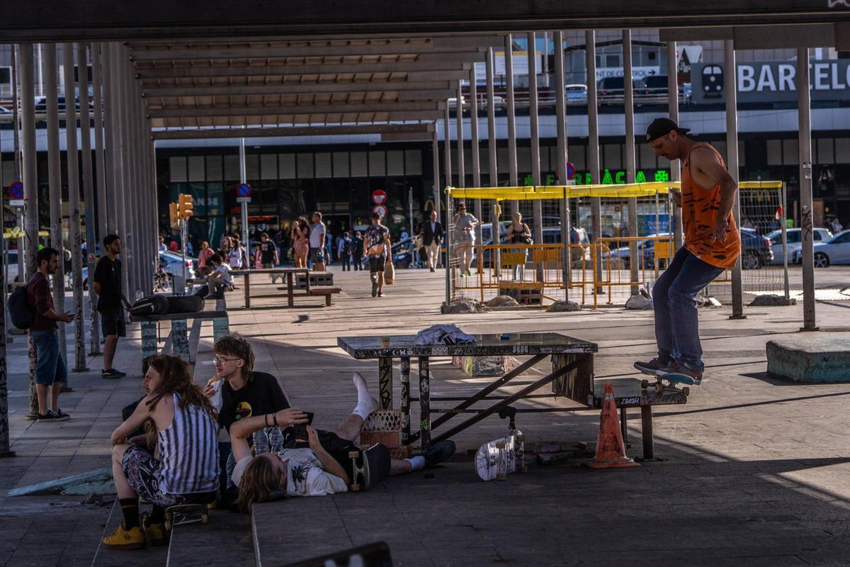 'Skaters' en la plaza de los Països Catalans, en 2024