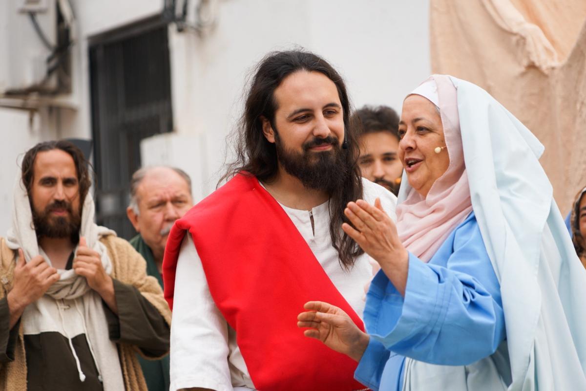 Denis oberva a su madre en una de las interpretaciones de este Domingo de Ramos.