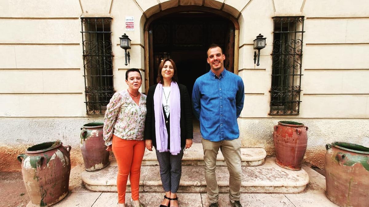 Iñaki Pérez con la consellera Rosa Pérez y la diputada socialista Toñi Serna, durante su visita a la última sede del Gobierno de la II República.