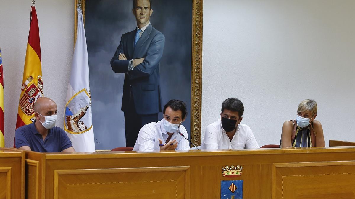 El alcalde Eduardo Dolón anuncia la realización de las pruebas este lunes por la tarde en el salón de plenos, junto al presidente de la Diputación, Carlos Mazón, y los ediles Ricardo Recuero y Diana Box