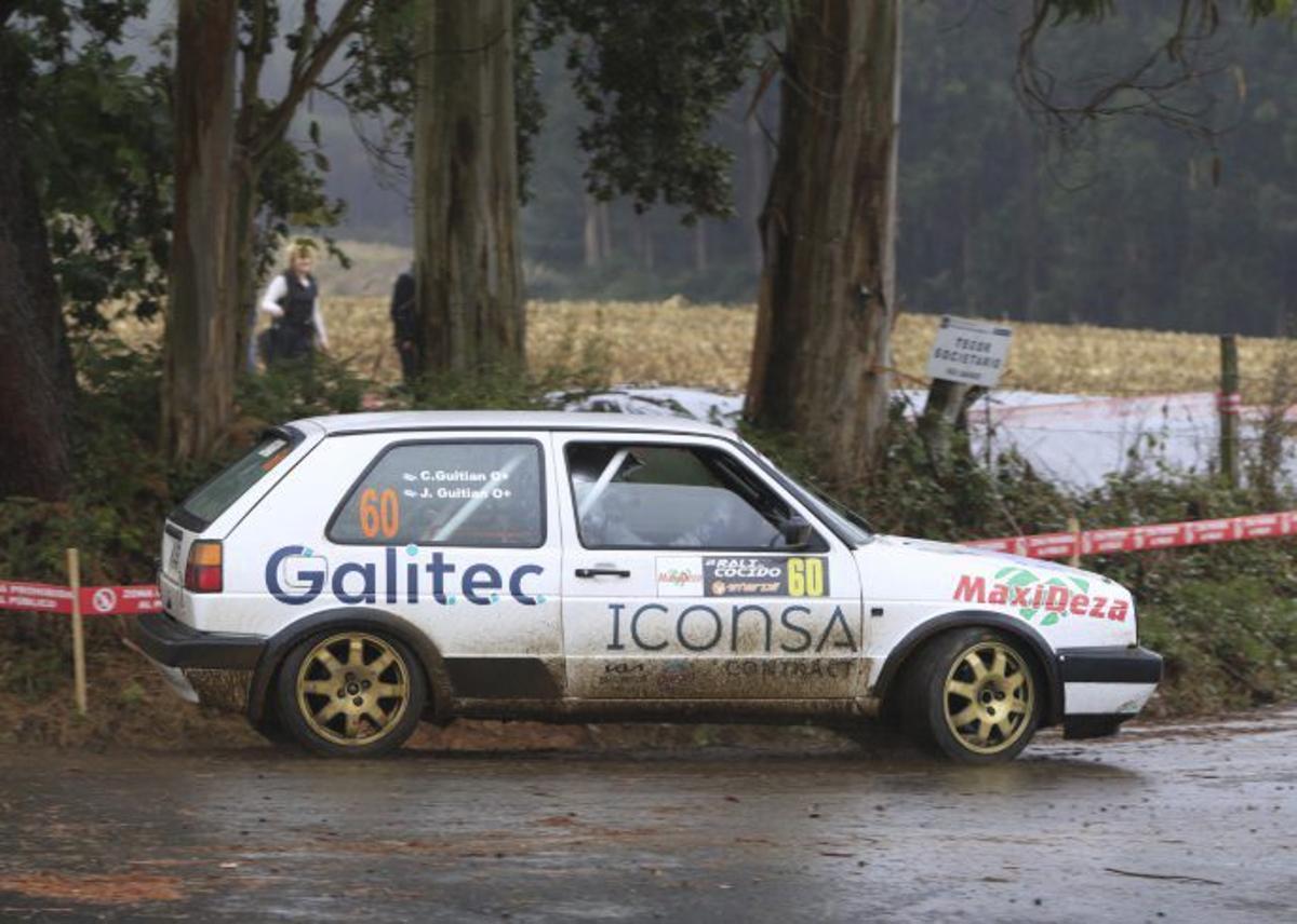 Volkswagen Golf GTI junto a su hijo Carlos. |