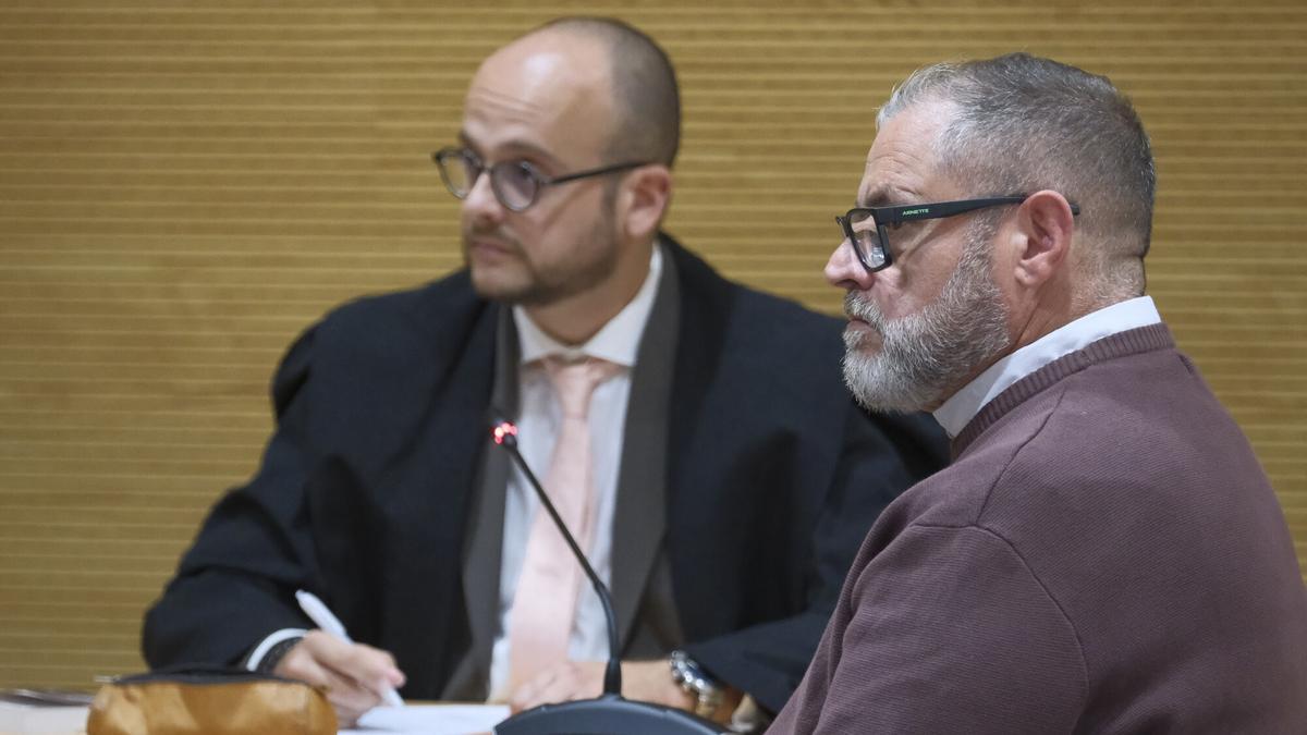 La Audiencia de Las Palmas finalizó el juicio ante Jurado contra un hombre para el que finalmente la fiscalía ha solicitado 12 años de cárcel, acusado de haber matado a cuchilladas a un hombre en un bar de la capital grancanaria el 19 de mayo de 2023.
