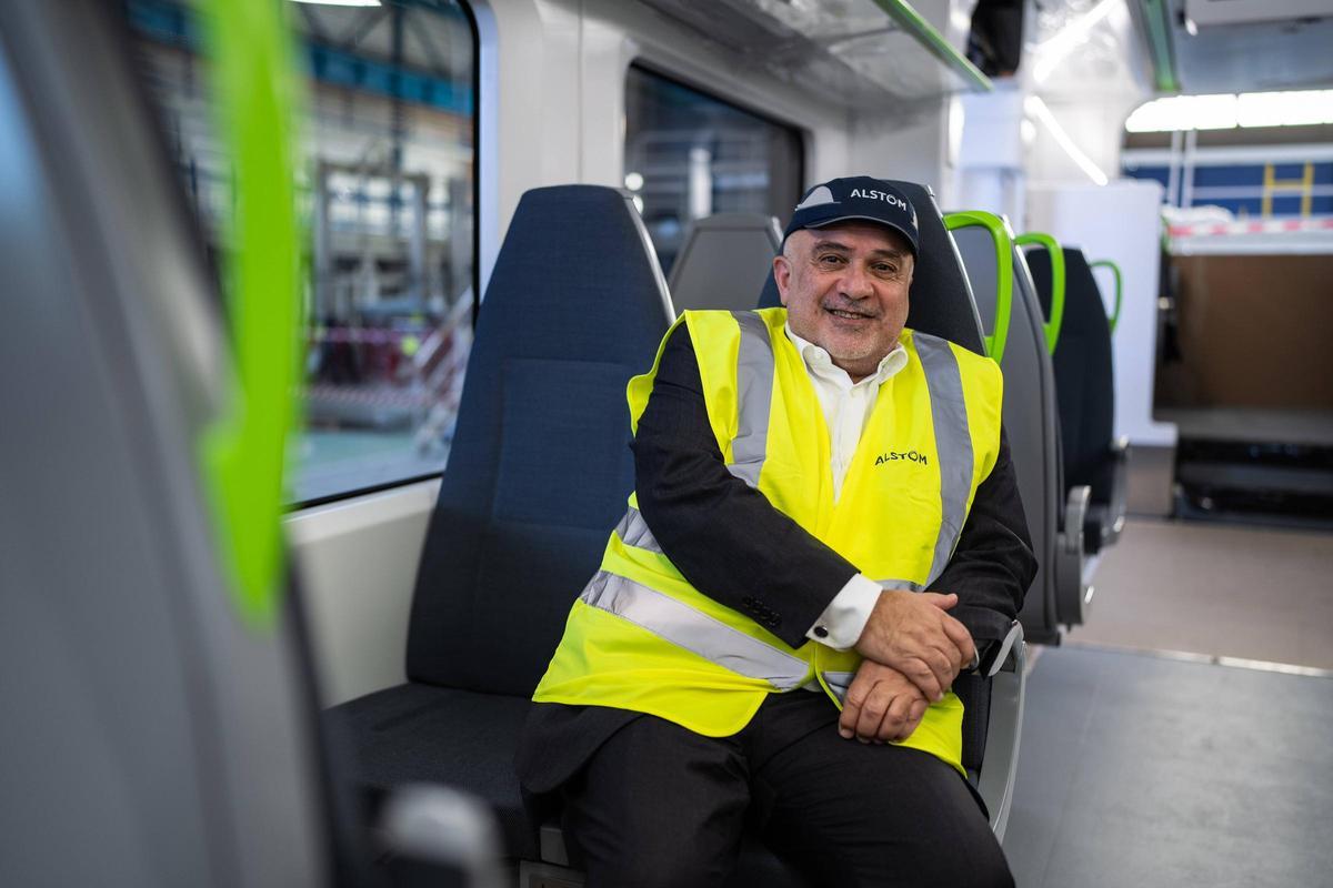 El presidente de Alstom en Europa, Gian Luca Erbacci, dentro de uno de los trenes de FGC para la línea R-Aeroport, que se fabrican en Santa Perpètua de Mogoda.